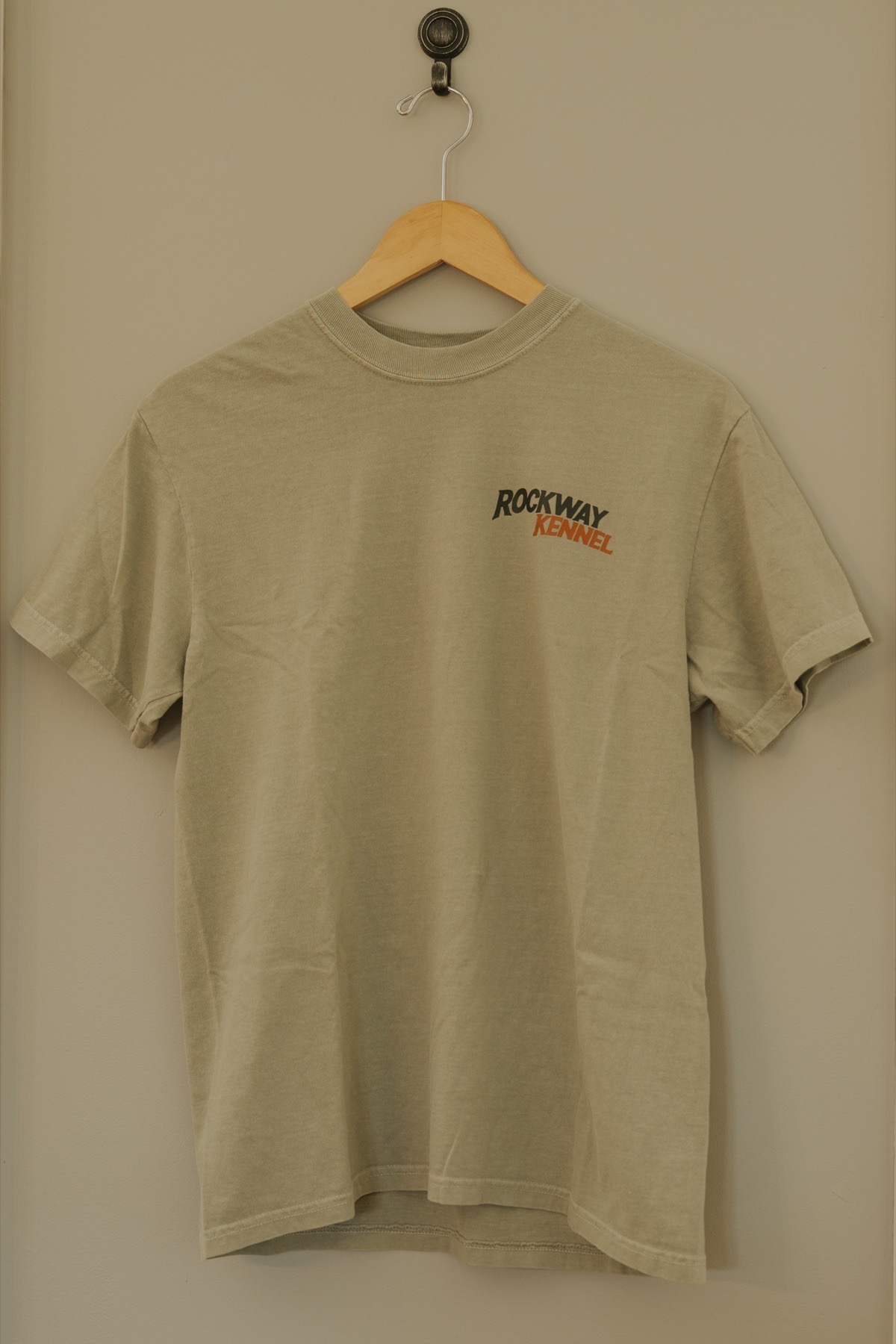 Front view of the Rockway sand and green tee